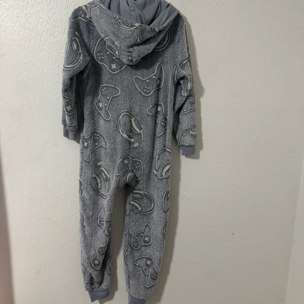 Children Place Boys Medium (7-8) Plush Hooded Onesie in Light Gray Flaw Hole Pic